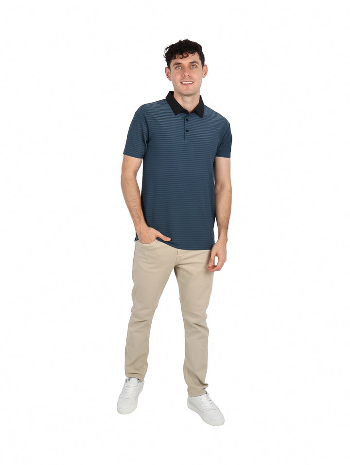 Hombre vistiendo playera polo de manga corta color negro con patrón de rayas horizontales y cuello contrastante.