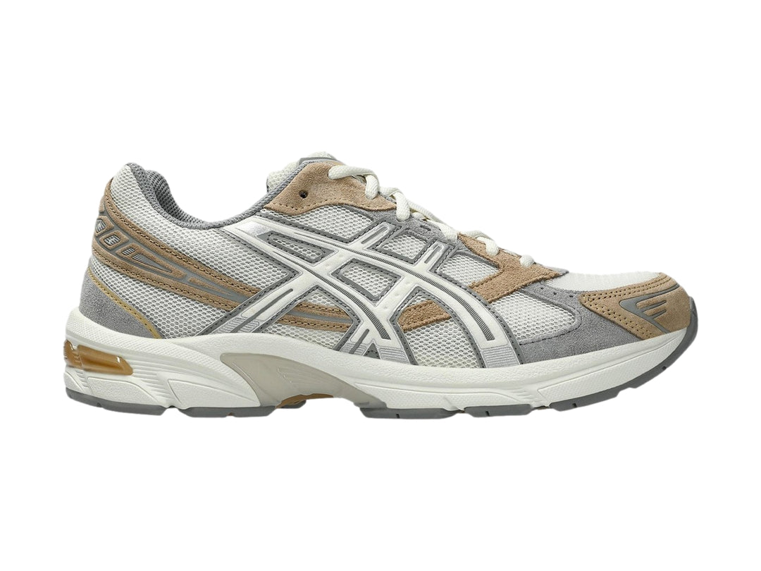 Tenis deportivos ASICS GEL-1130 en colores gris y blanco con detalles en beige, vista lateral.