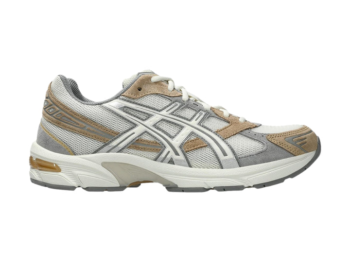Tenis deportivos ASICS GEL-1130 en colores gris y blanco con detalles en beige, vista lateral.