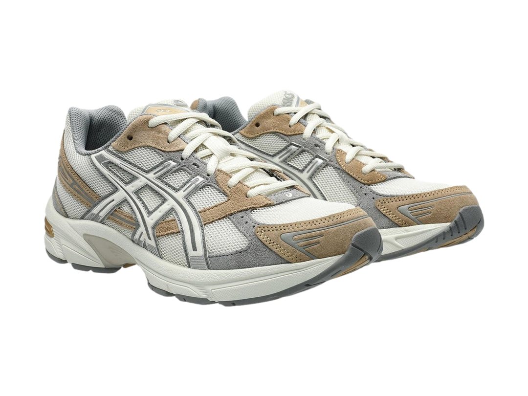 Tenis deportivos ASICS GEL-1130 en colores gris y blanco con detalles en beige, vista lateral.