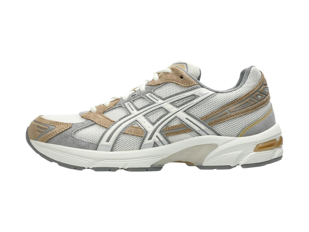 Tenis deportivos ASICS GEL-1130 en colores gris y blanco con detalles en beige, vista lateral.