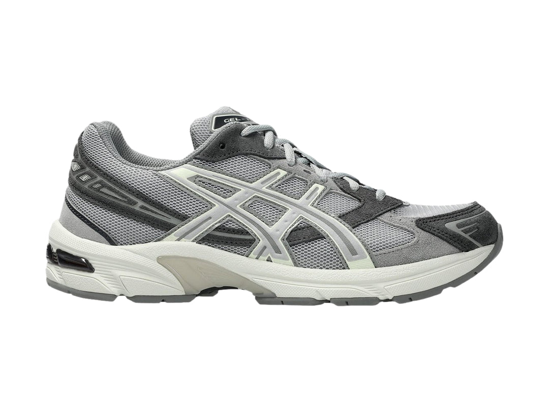 Tenis deportivos ASICS GEL-1130 en color gris cemento con detalles en blanco y suela blanca.