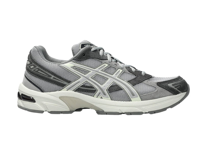 Tenis deportivos ASICS GEL-1130 en color gris cemento con detalles en blanco y suela blanca.
