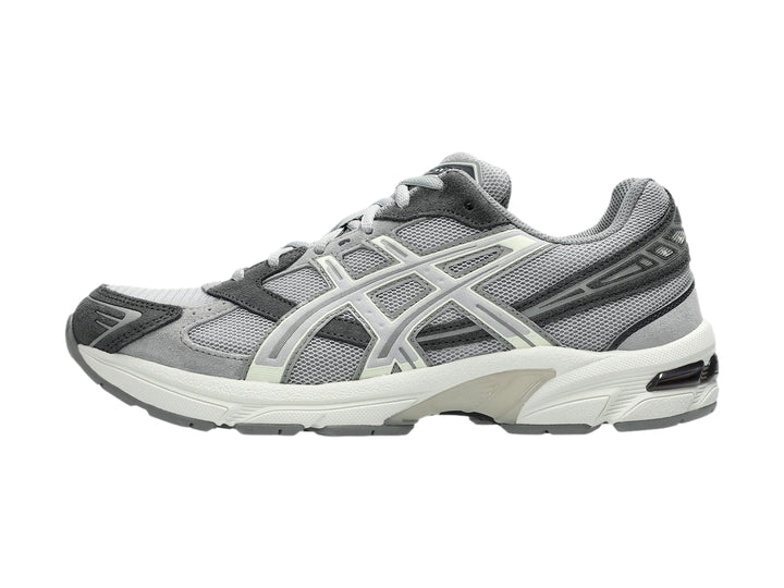 Tenis deportivos ASICS GEL-1130 en color gris cemento con detalles en blanco y suela blanca.