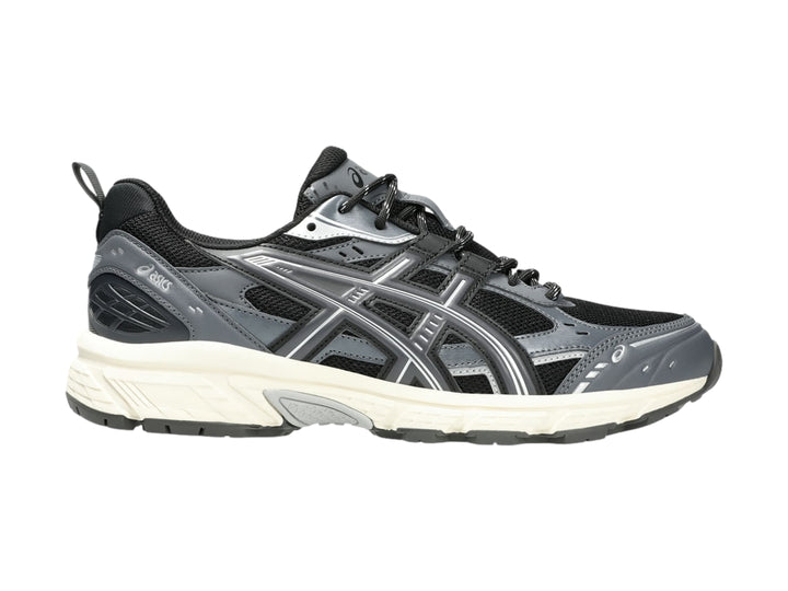 Tenis deportivos ASICS Gel-Nunobiki en colores negro y gris con suela color blanco hueso.