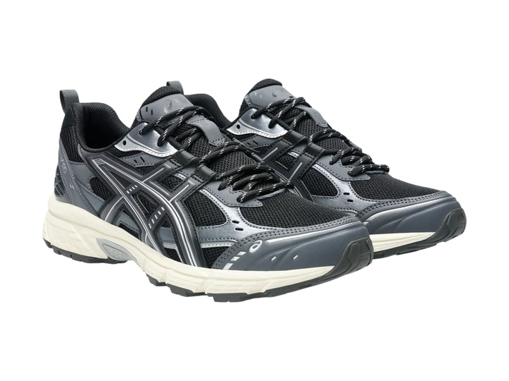 Tenis deportivos ASICS Gel-Nunobiki en colores negro y gris con suela color blanco hueso.