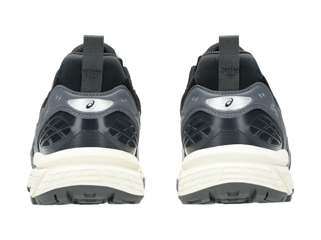 Tenis deportivos ASICS Gel-Nunobiki en colores negro y gris con suela color blanco hueso.