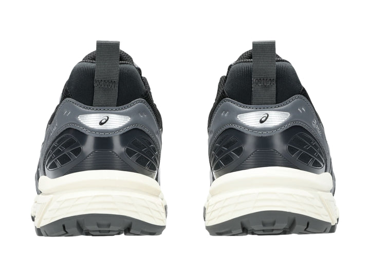 Tenis deportivos ASICS Gel-Nunobiki en colores negro y gris con suela color blanco hueso.