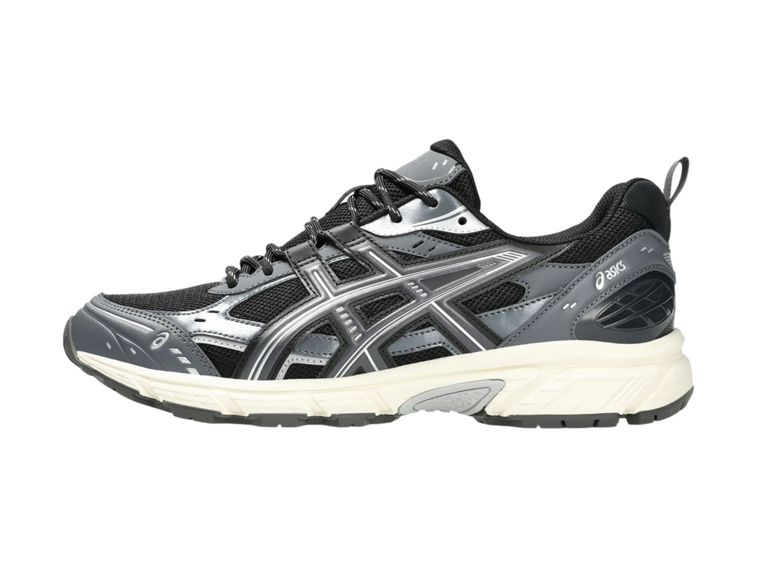 Tenis deportivos ASICS Gel-Nunobiki en colores negro y gris con suela color blanco hueso.