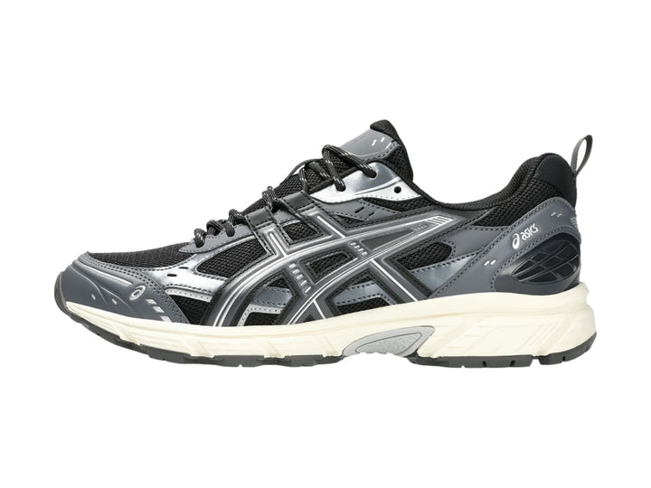 Tenis deportivos ASICS Gel-Nunobiki en colores negro y gris con suela color blanco hueso.
