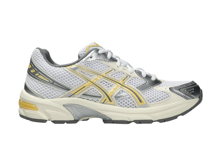 Tenis deportivos ASICS GEL-1130 color blanco con detalles en amarillo pálido y gris.