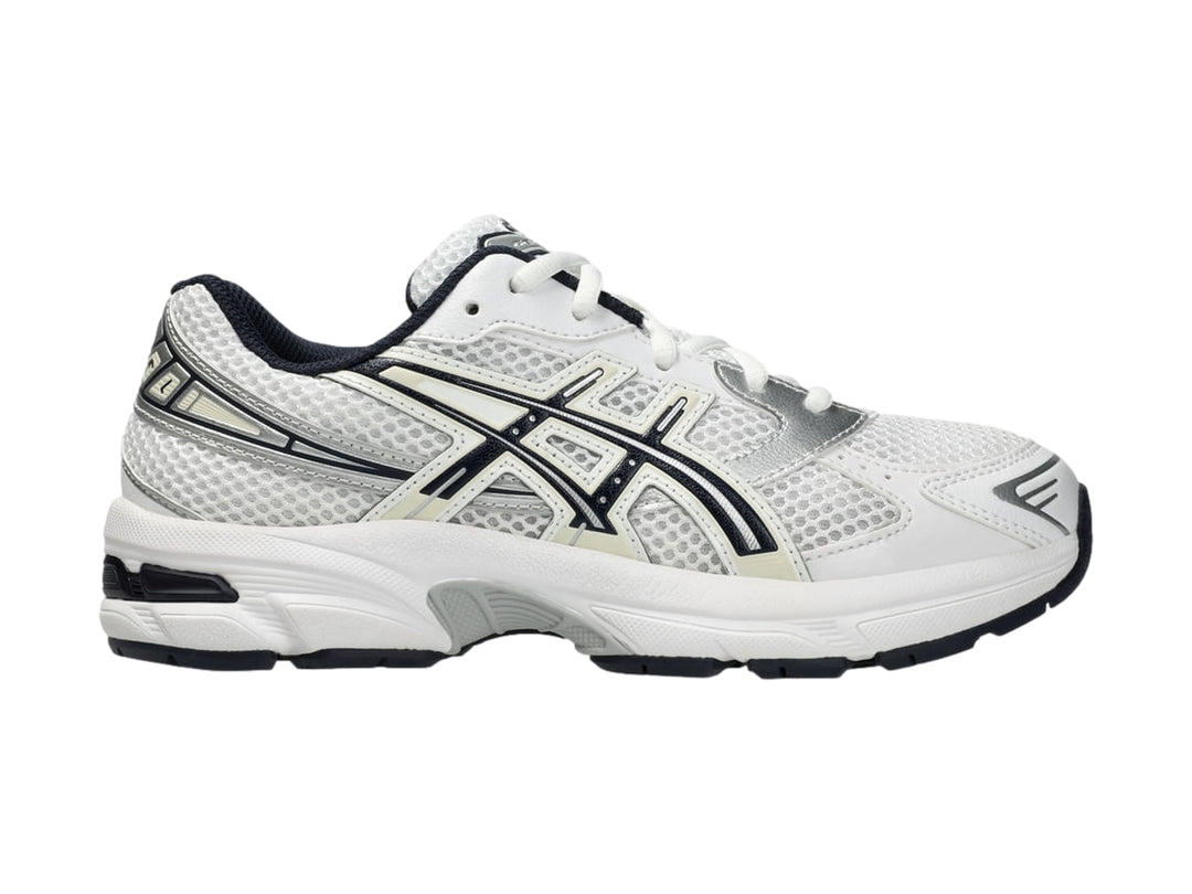 Tenis deportivos ASICS GEL-1130 GS color blanco con detalles en azul marino y plata para niño.