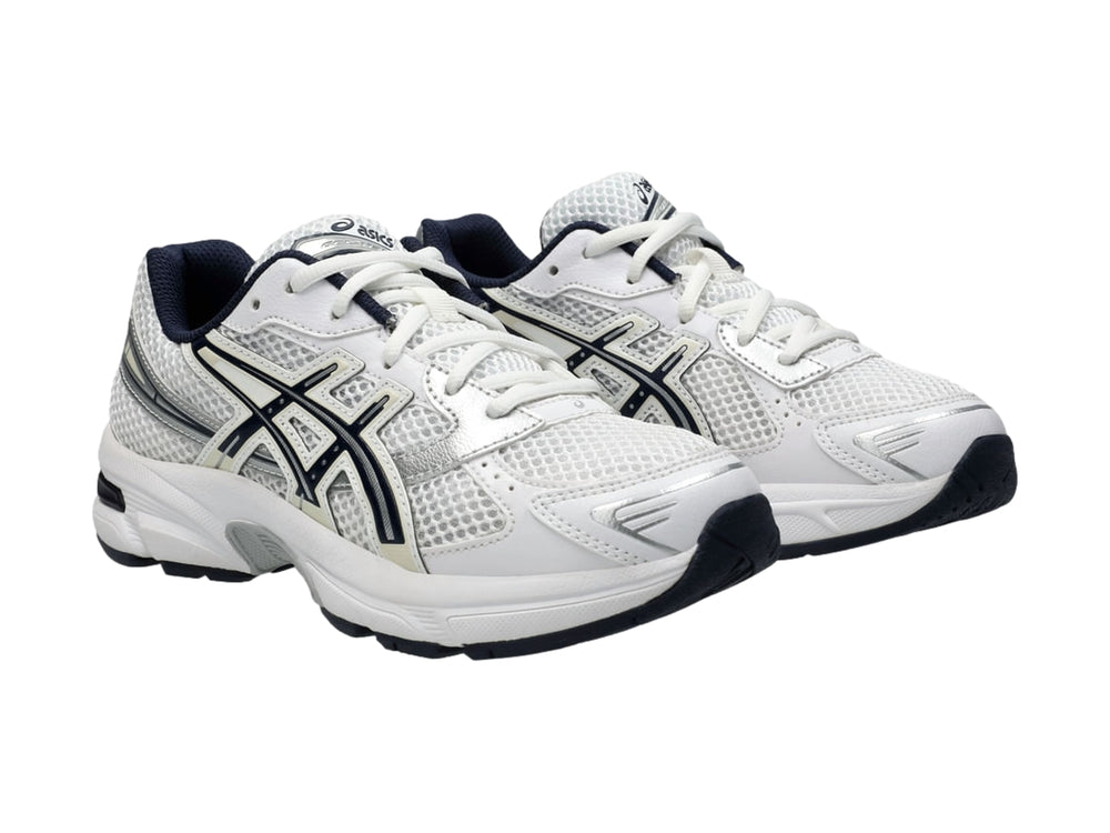 Tenis deportivos ASICS GEL-1130 GS color blanco con detalles en azul marino y plata para niño.