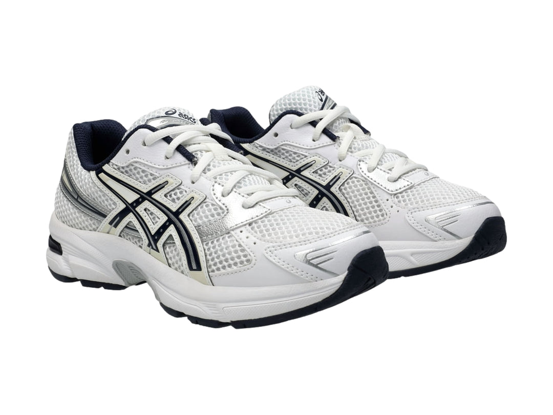 Tenis deportivos ASICS GEL-1130 GS color blanco con detalles en azul marino y plata para niño.
