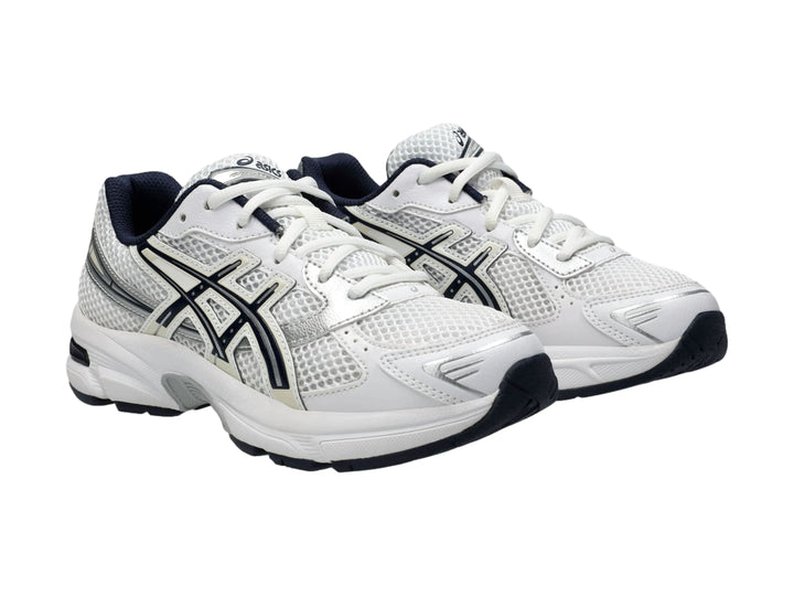 Tenis deportivos ASICS GEL-1130 GS color blanco con detalles en azul marino y plata para niño.