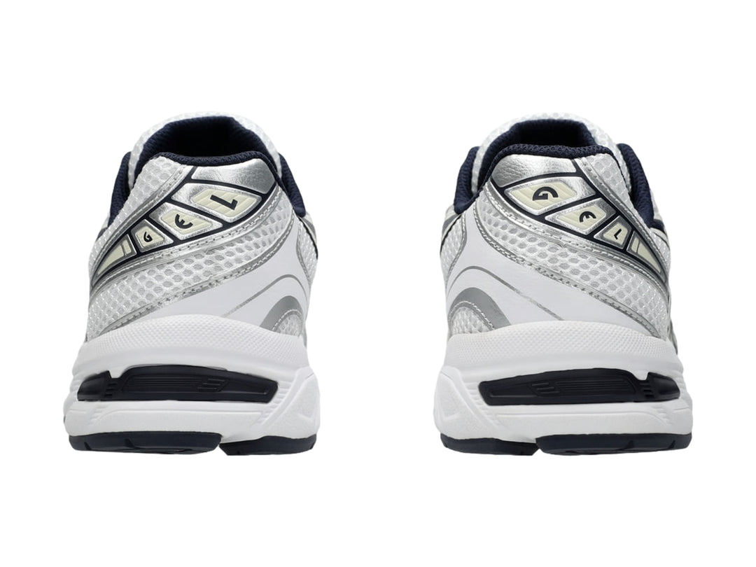 Tenis deportivos ASICS GEL-1130 GS color blanco con detalles en azul marino y plata para niño.