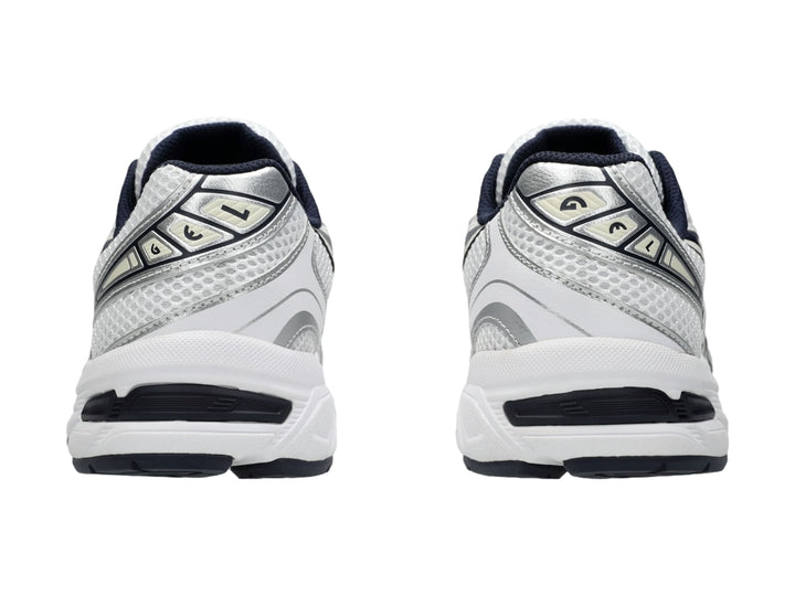 Tenis deportivos ASICS GEL-1130 GS color blanco con detalles en azul marino y plata para niño.