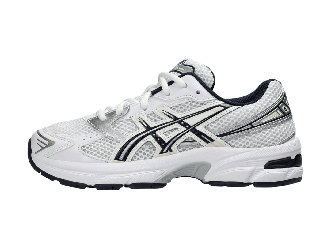 Tenis deportivos ASICS GEL-1130 GS color blanco con detalles en azul marino y plata para niño.