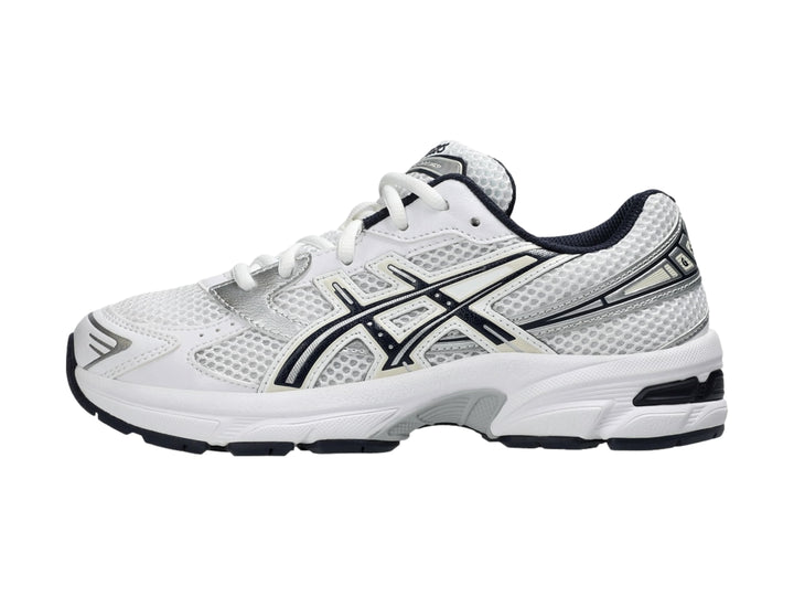 Tenis deportivos ASICS GEL-1130 GS color blanco con detalles en azul marino y plata para niño.