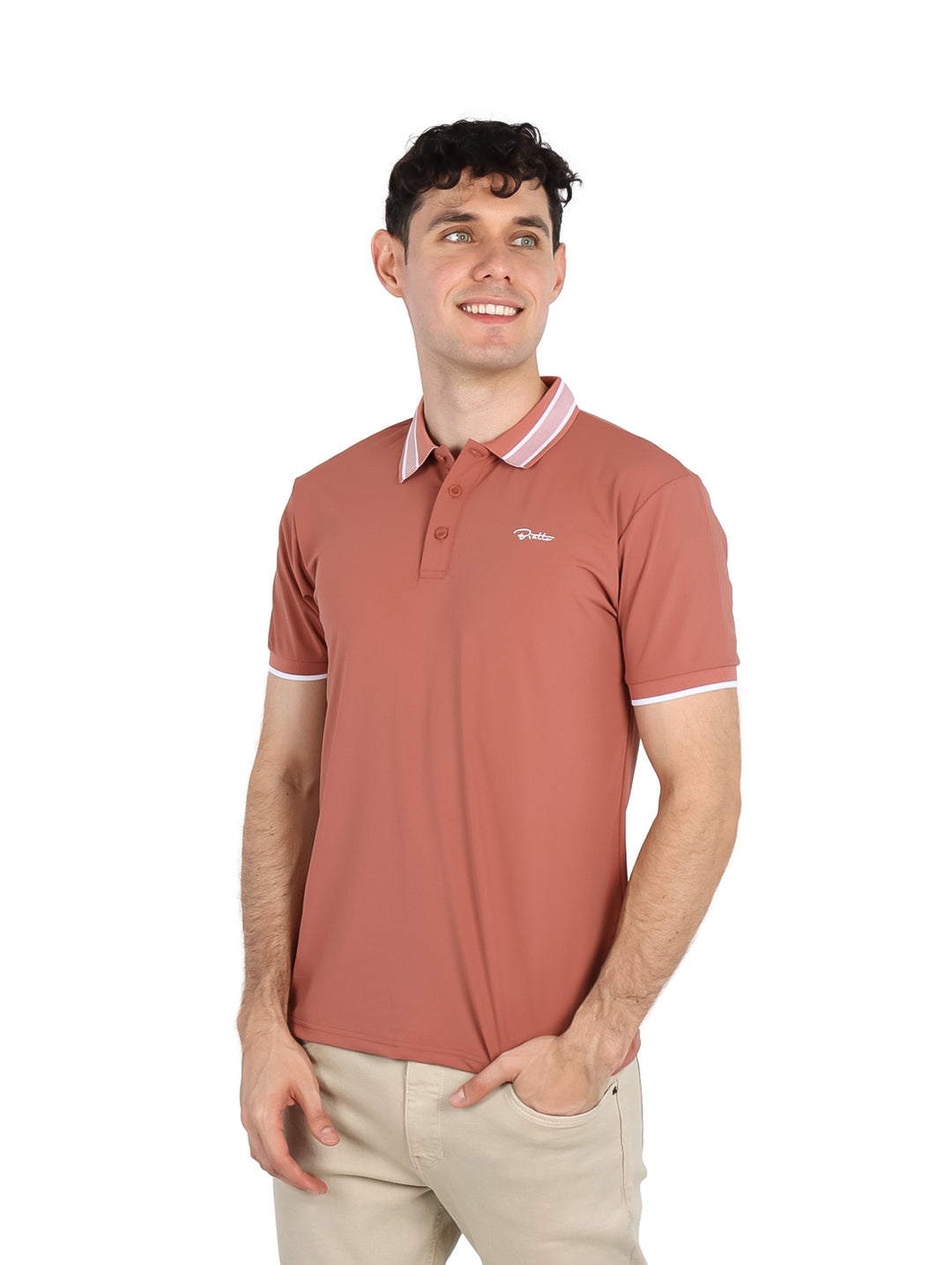 Hombre vistiendo playera tipo polo color marrón con detalles blancos en el cuello y bordes de las mangas.