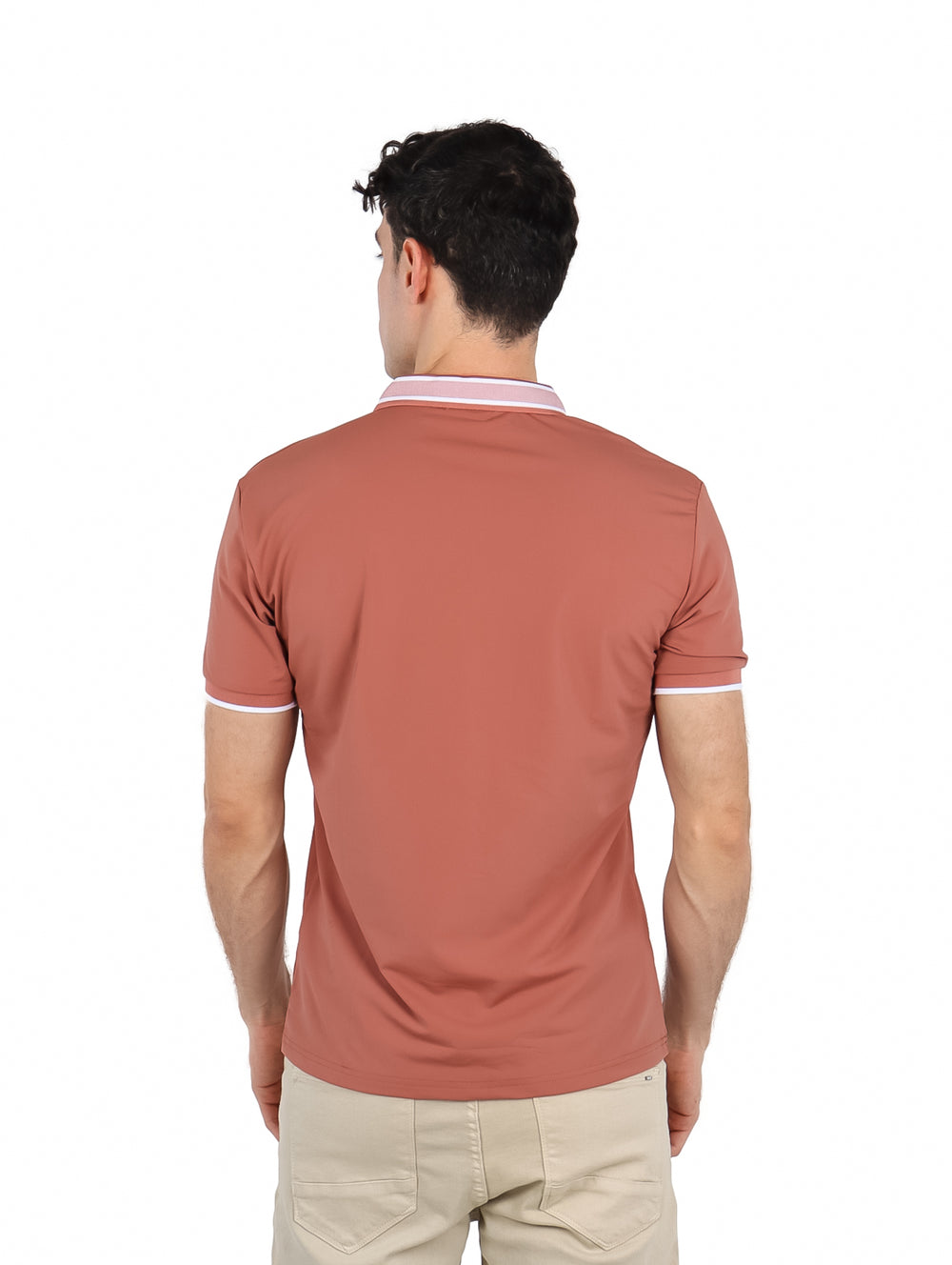 Hombre vistiendo playera tipo polo color marrón con detalles blancos en el cuello y bordes de las mangas.