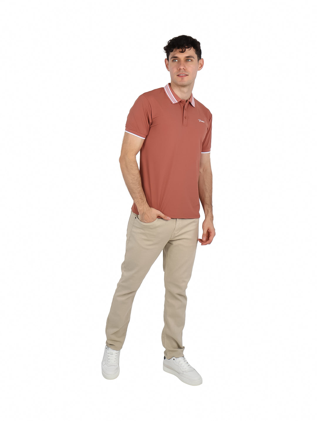 Hombre vistiendo playera tipo polo color marrón con detalles blancos en el cuello y bordes de las mangas.