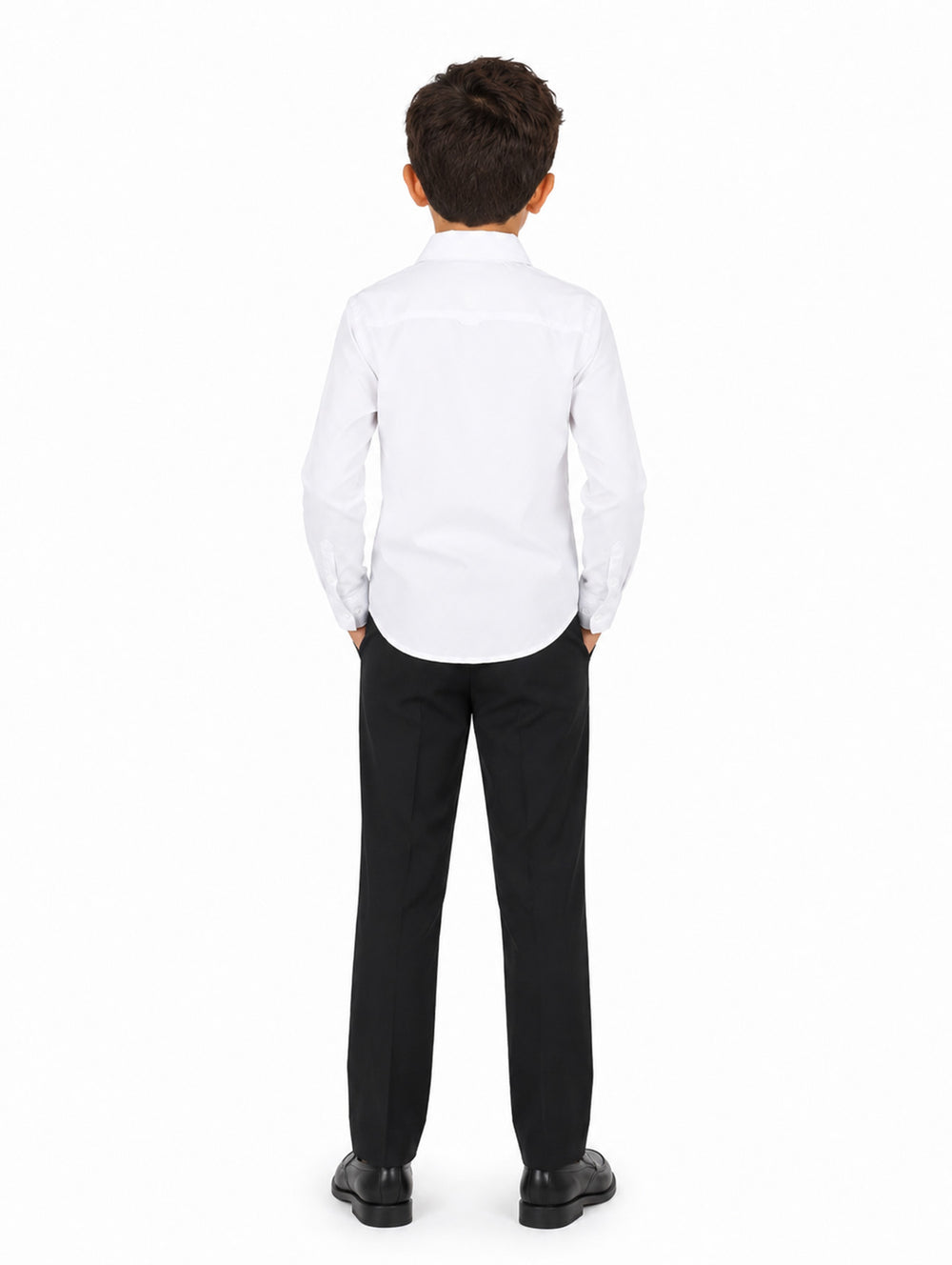 Niño vistiendo una camisa blanca de manga larga y pantalones negros sobre fondo blanco.