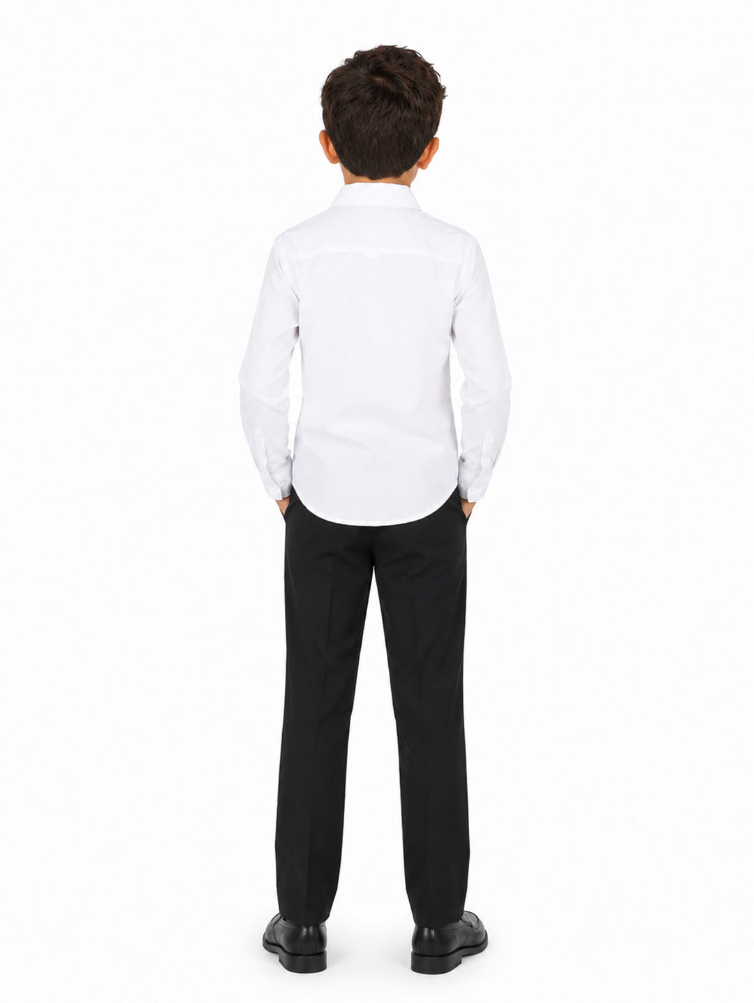 Niño vistiendo una camisa blanca de manga larga y pantalones negros sobre fondo blanco.
