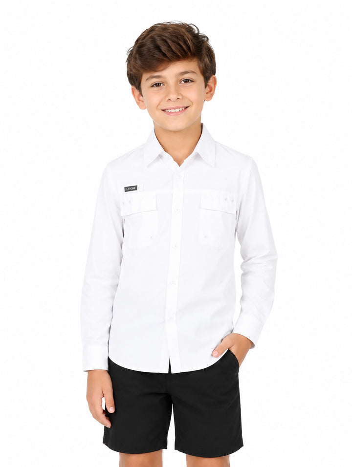 Niño vistiendo una camisa blanca de manga larga con bolsillos frontales y cuello, estilo outdoor.
