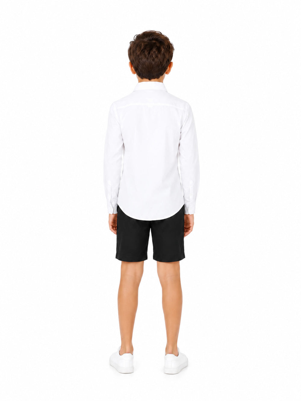 Niño vistiendo una camisa blanca de manga larga con bolsillos frontales y cuello, estilo outdoor.