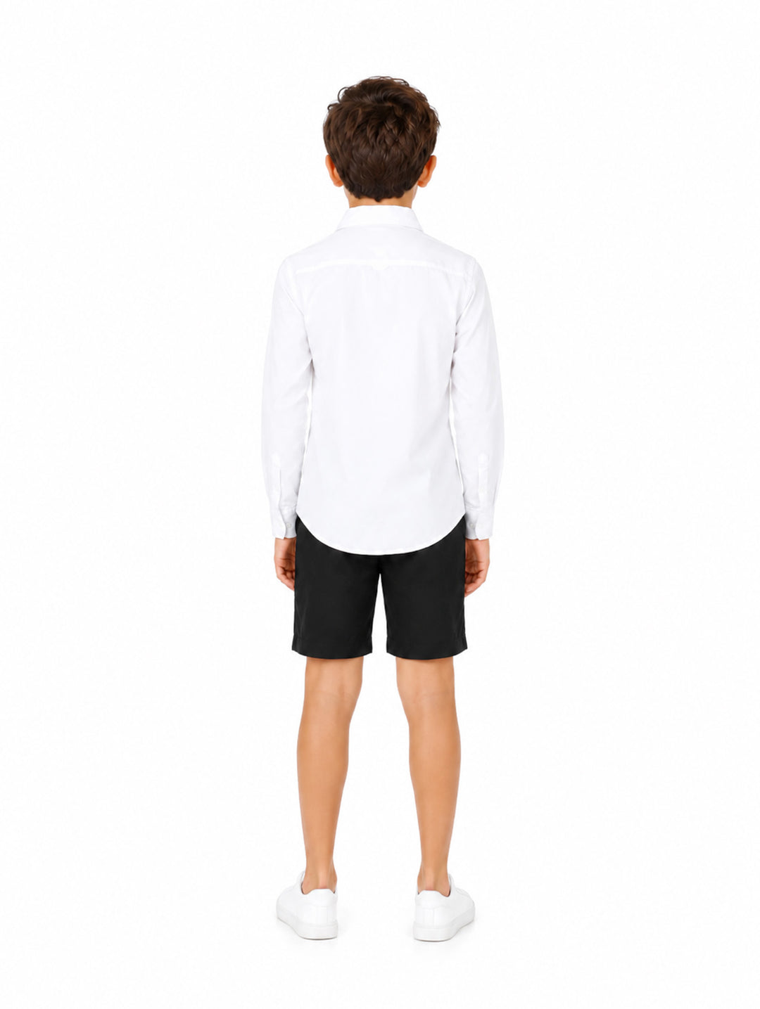 Niño vistiendo una camisa blanca de manga larga con bolsillos frontales y cuello, estilo outdoor.