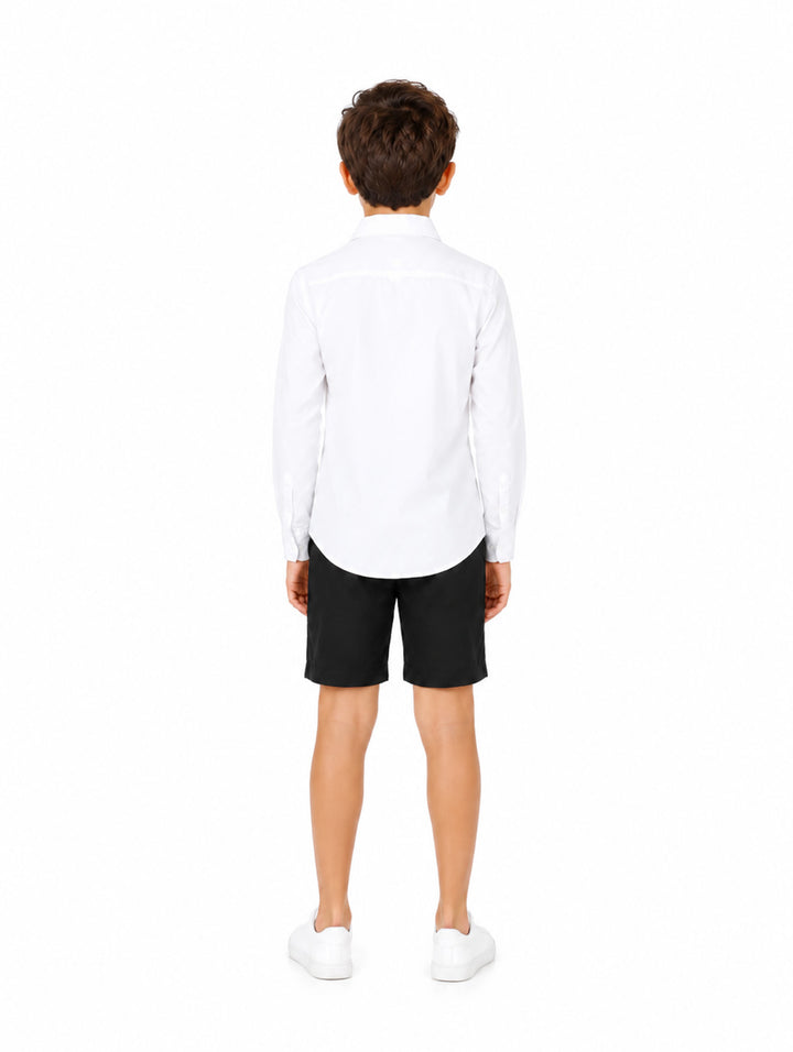 Niño vistiendo una camisa blanca de manga larga con bolsillos frontales y cuello, estilo outdoor.