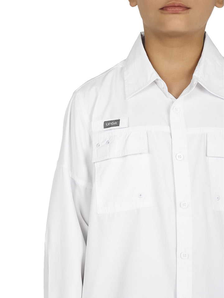 Niño vistiendo una camisa blanca de manga larga con bolsillos frontales y cuello, estilo outdoor.