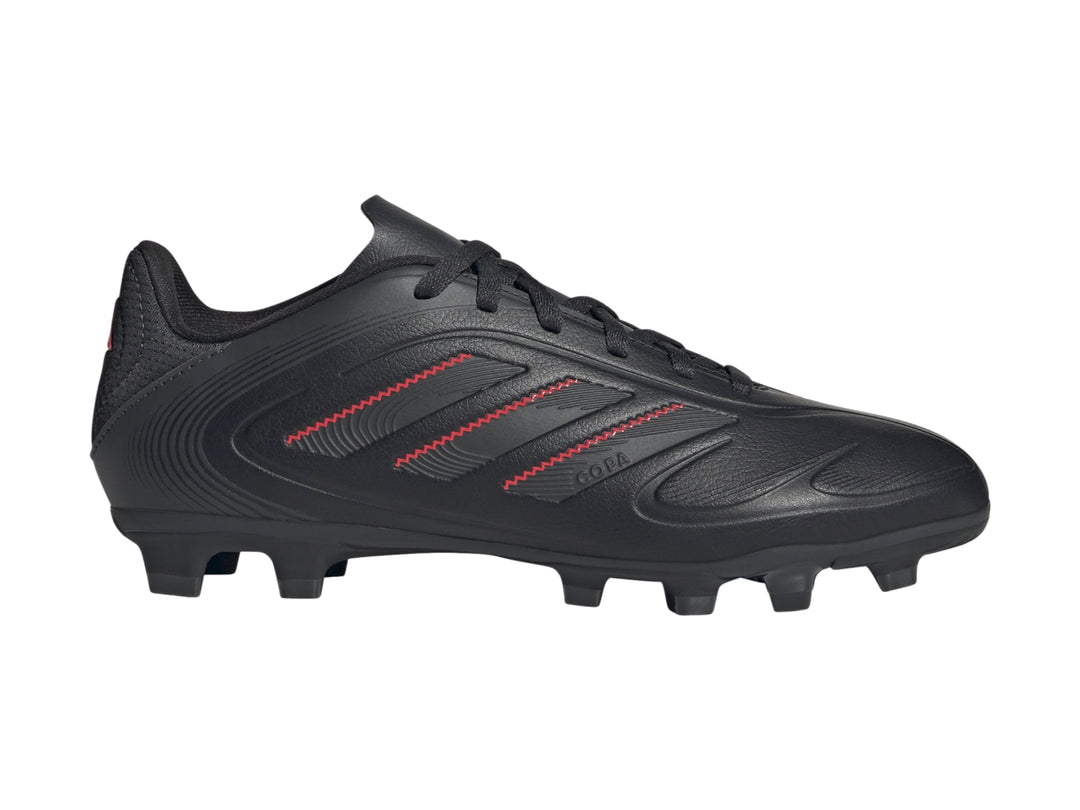Zapato de fútbol Adidas Copa Pure 3 en color negro con detalles en rojo y suela de tacos para campo natural.