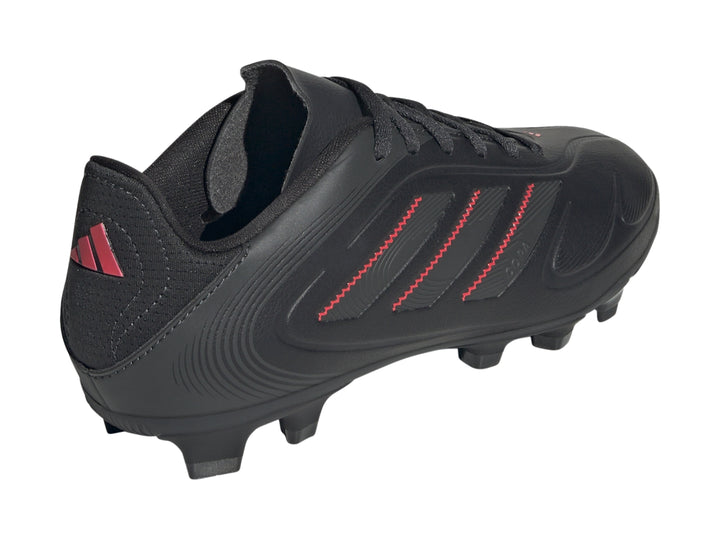 Zapato de fútbol Adidas Copa Pure 3 en color negro con detalles en rojo y suela de tacos para campo natural.