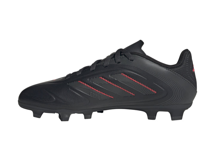 Zapato de fútbol Adidas Copa Pure 3 en color negro con detalles en rojo y suela de tacos para campo natural.