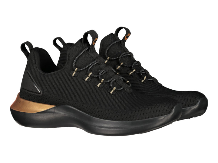 Tenis deportivos color negro con acento dorado en el talón y detalles en las agujetas.