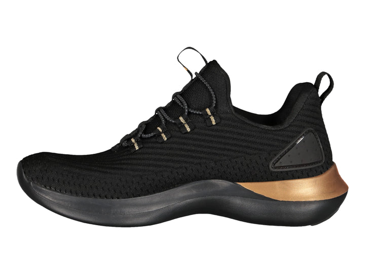 Tenis deportivos color negro con acento dorado en el talón y detalles en las agujetas.