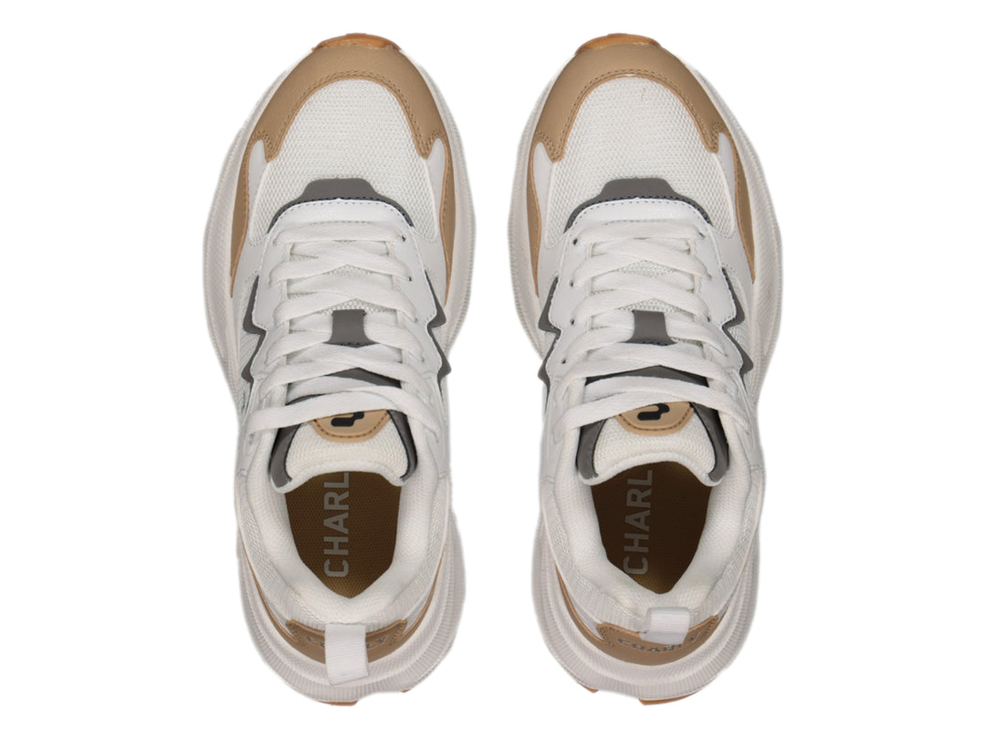 Tenis deportivos Charly color blanco con detalles en beige y gris, diseño de suela gruesa.