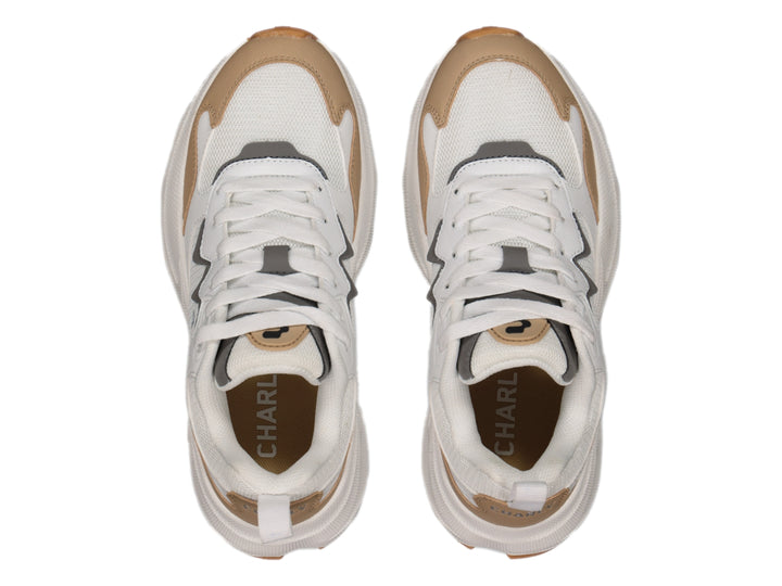 Tenis deportivos Charly color blanco con detalles en beige y gris, diseño de suela gruesa.