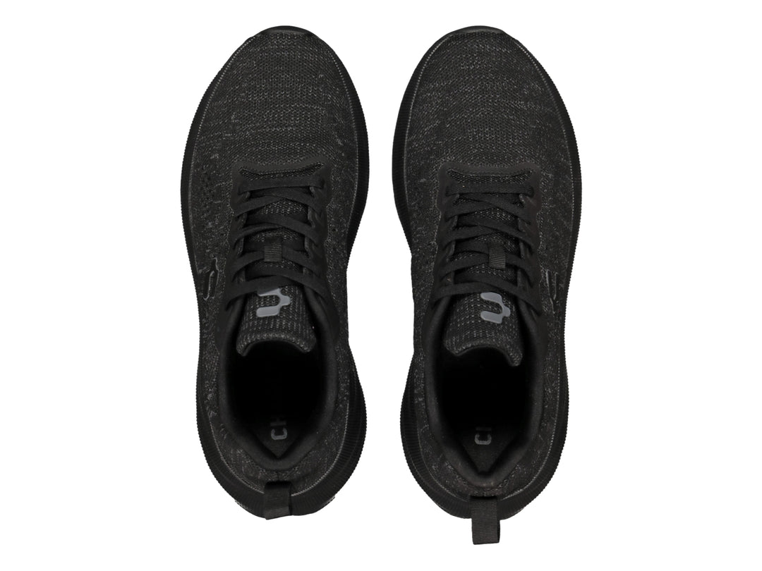 Tenis deportivos Charly en color negro con tejido transpirable y suela cómoda.
