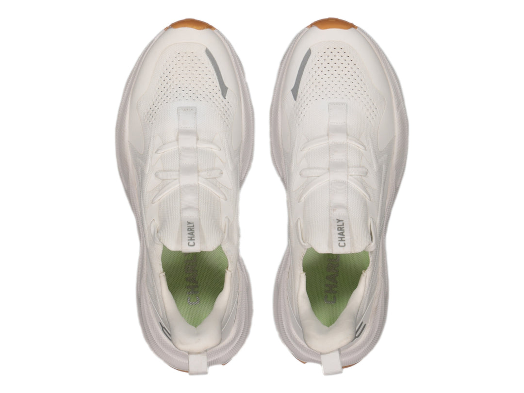 Tenis deportivos Charly color blanco con suela color café y detalles en relieve.