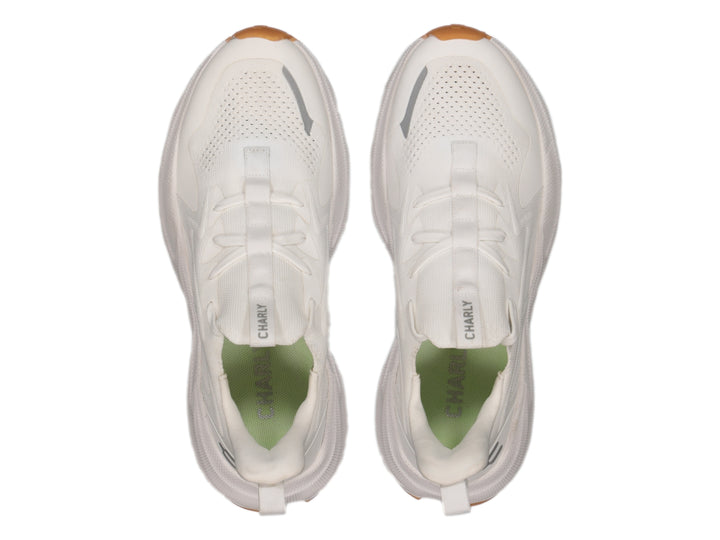 Tenis deportivos Charly color blanco con suela color café y detalles en relieve.