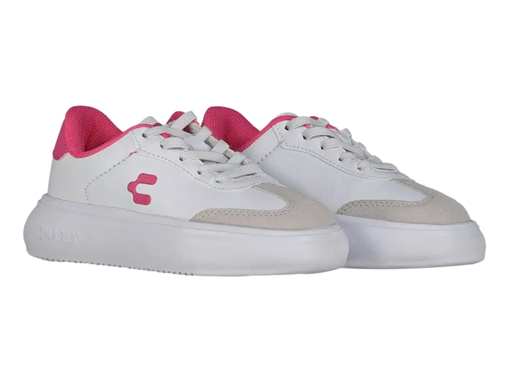 Tenis blancos para niña marca Charly con detalles en color fucsia y suela blanca.