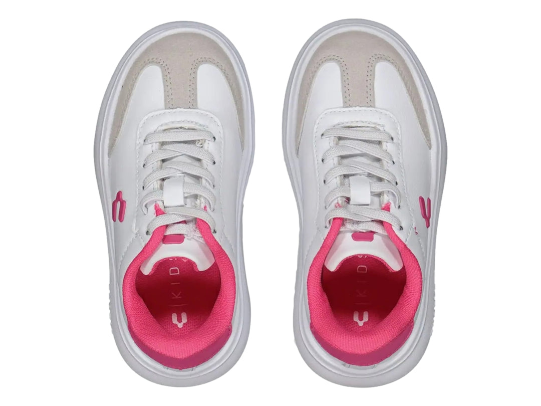 Tenis blancos para niña marca Charly con detalles en color fucsia y suela blanca.