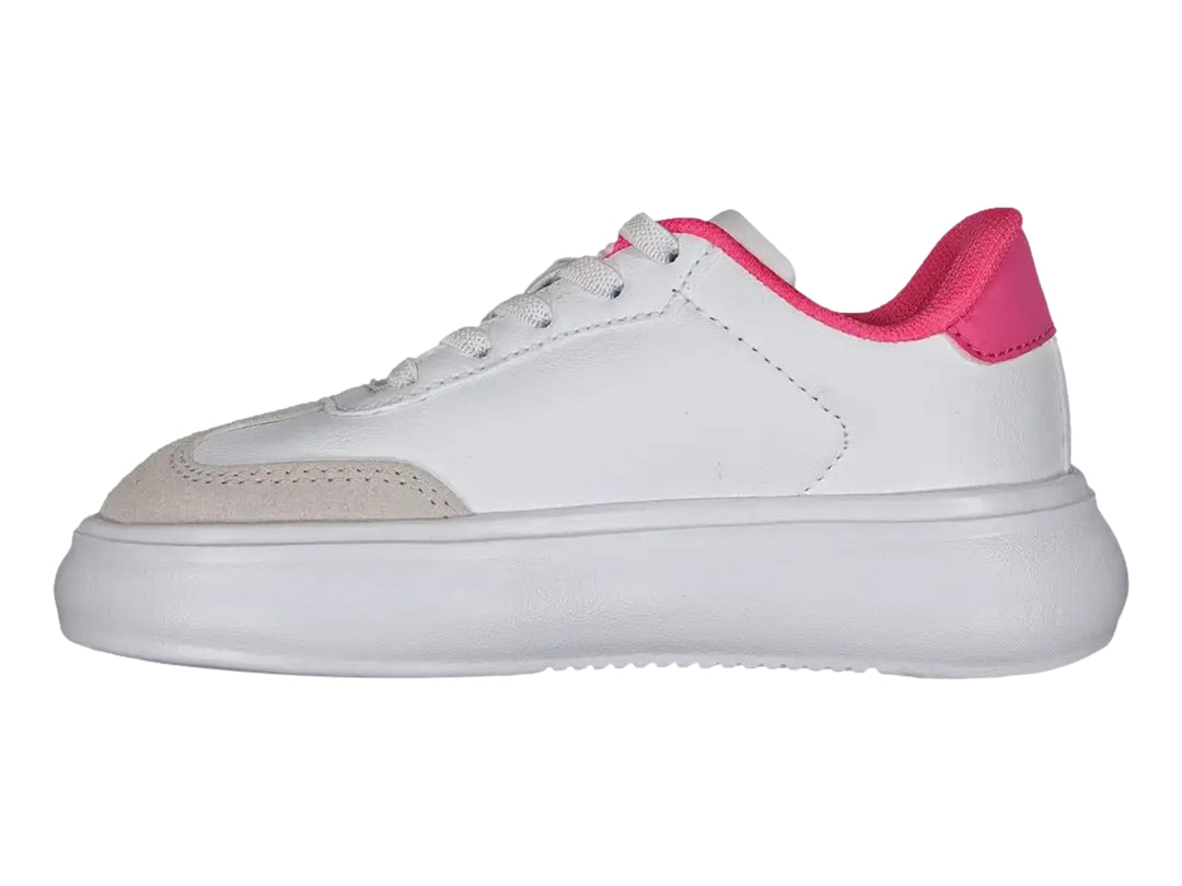Tenis blancos para niña marca Charly con detalles en color fucsia y suela blanca.