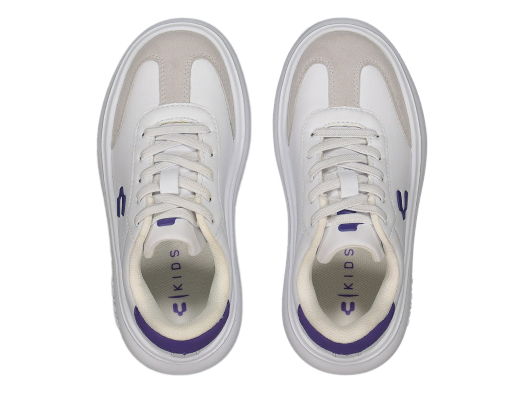 Tenis deportivos blancos para niño o niña con detalles en color morado y suela blanca ancha de la marca Charly.