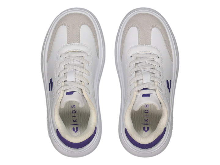 Tenis deportivos blancos para niño o niña con detalles en color morado y suela blanca ancha de la marca Charly.