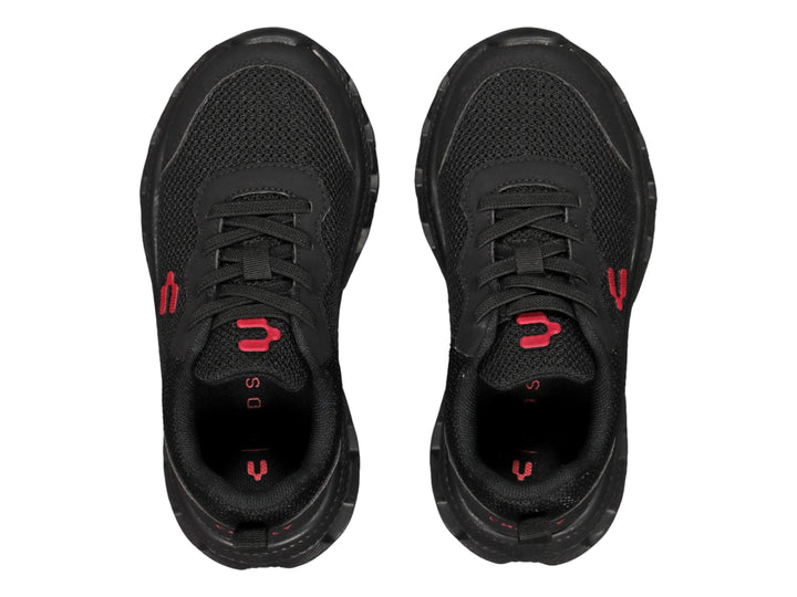 Zapato deportivo Charly para niño en color negro con detalles rojos y suela robusta.