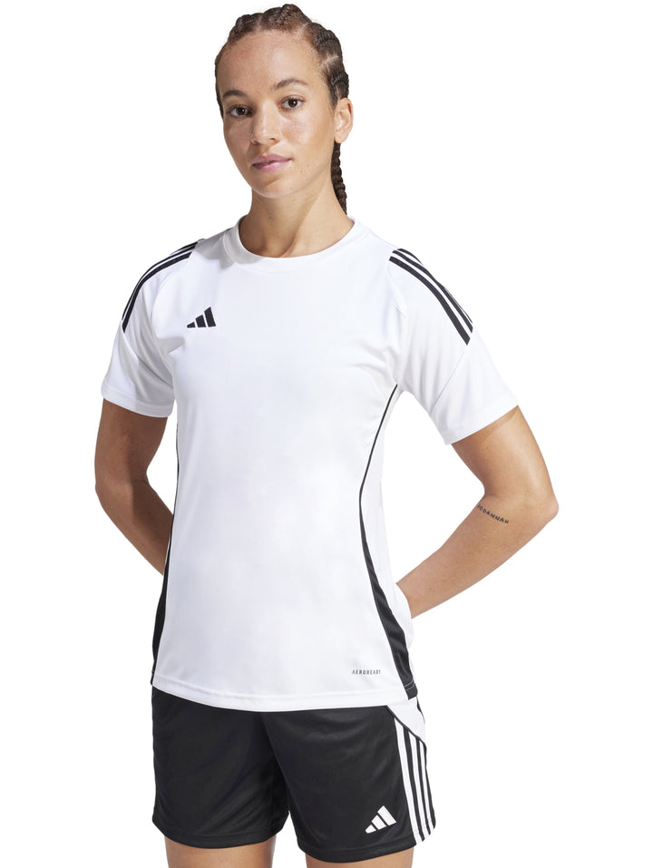 Jersey deportivo Adidas Tiro 24 en color blanco con detalles y rayas negras, usado por una mujer.